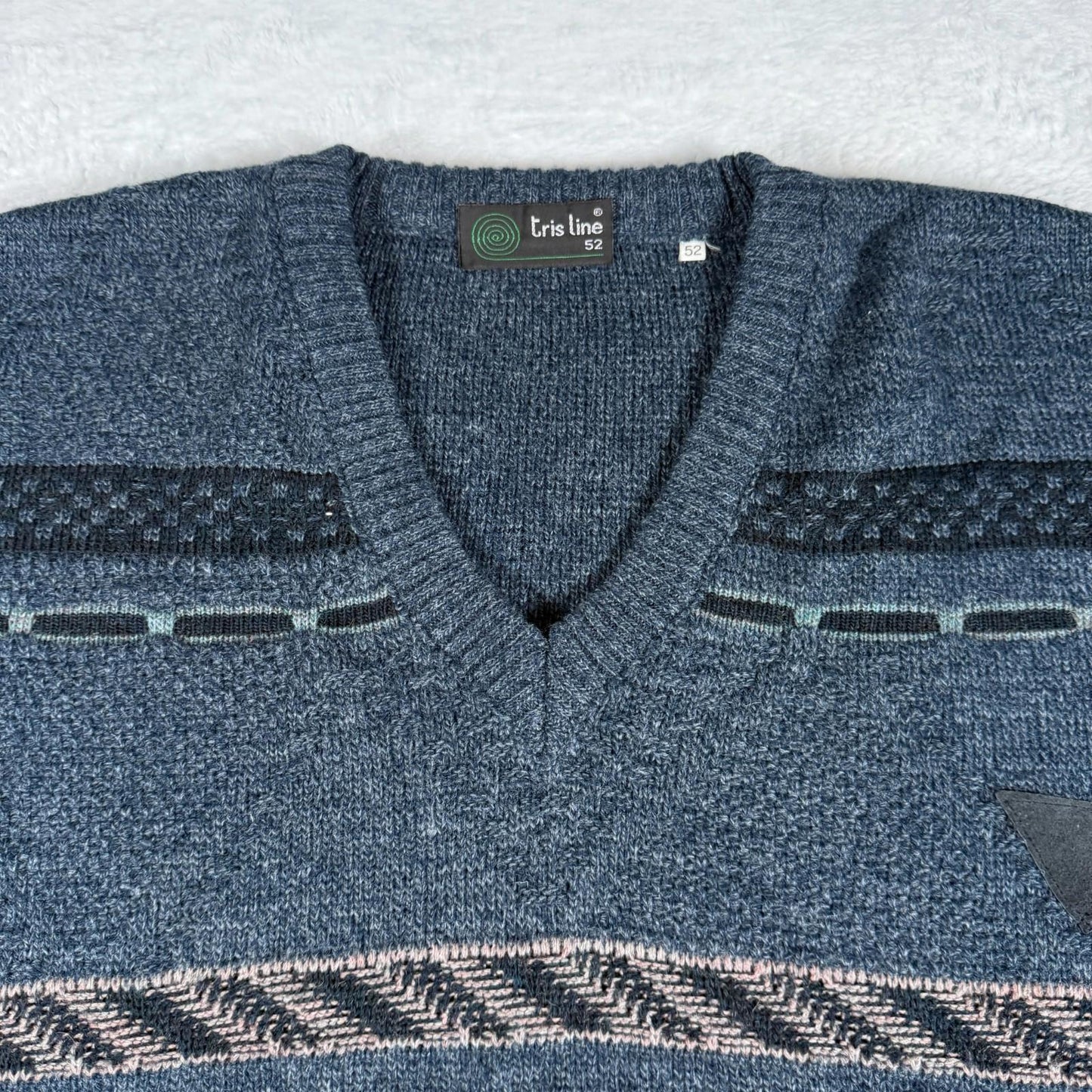 Tris Line Vintage V-Neck Sweater